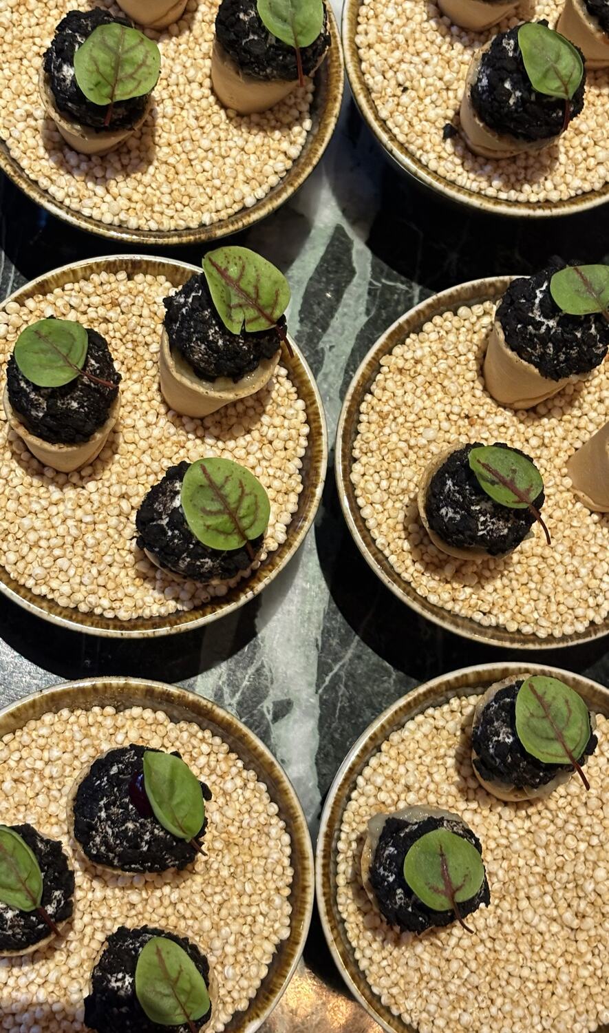 Hapjes met zwarte crumble en rode zuring op gepofte quinoa