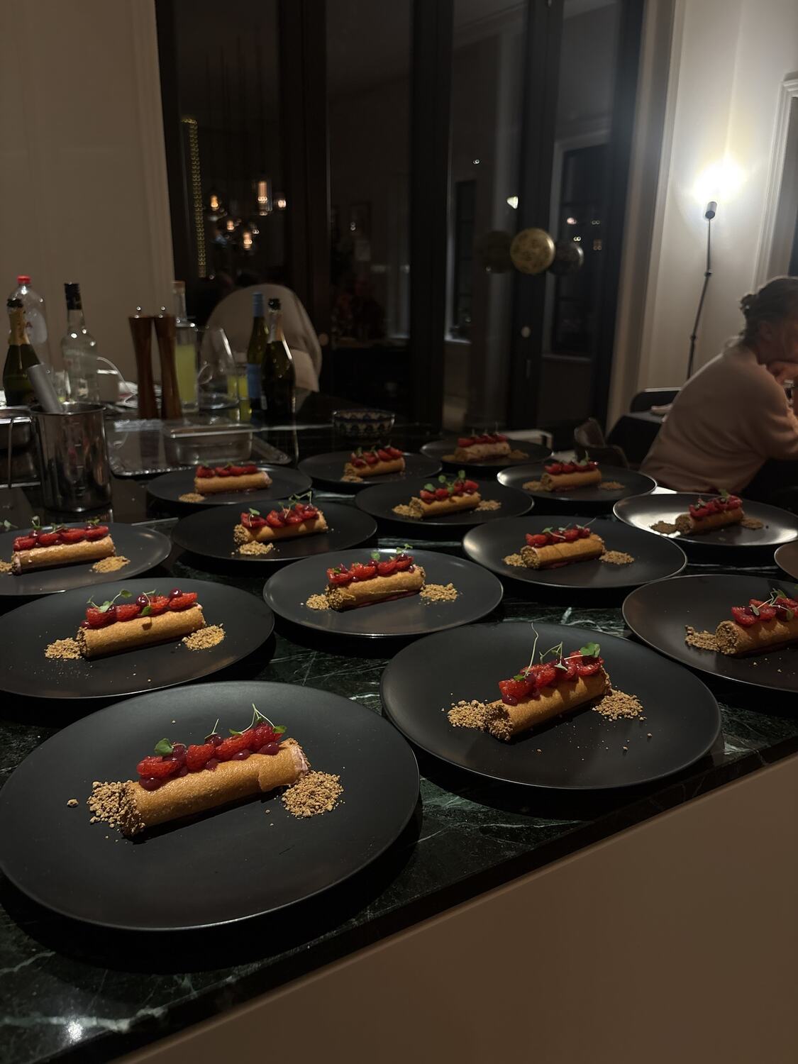Dessertrol met frambozen en crumble op zwarte borden