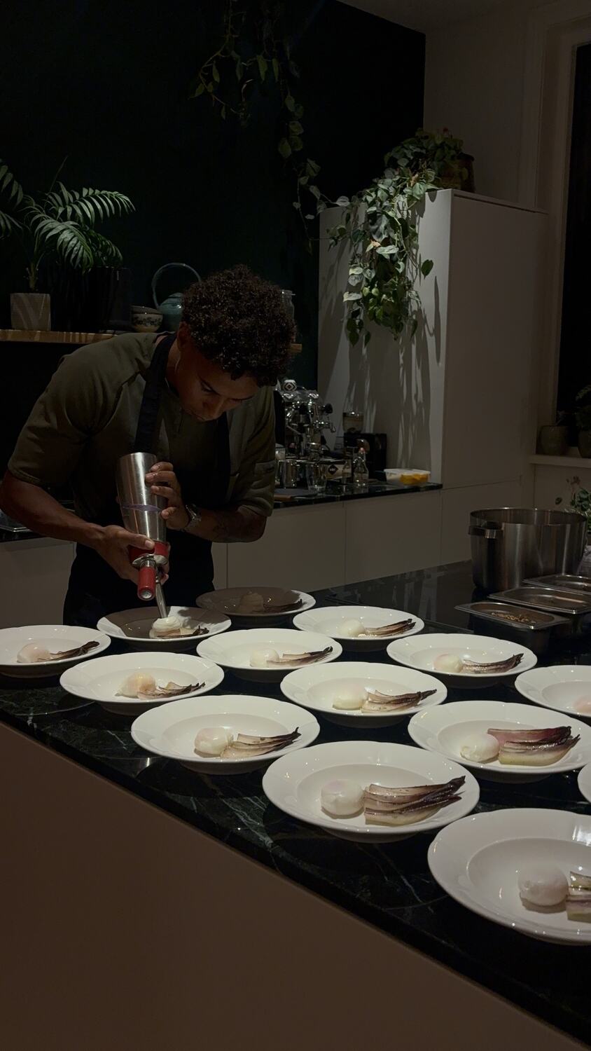 Schuim uit de sifon op een gerecht met witlof