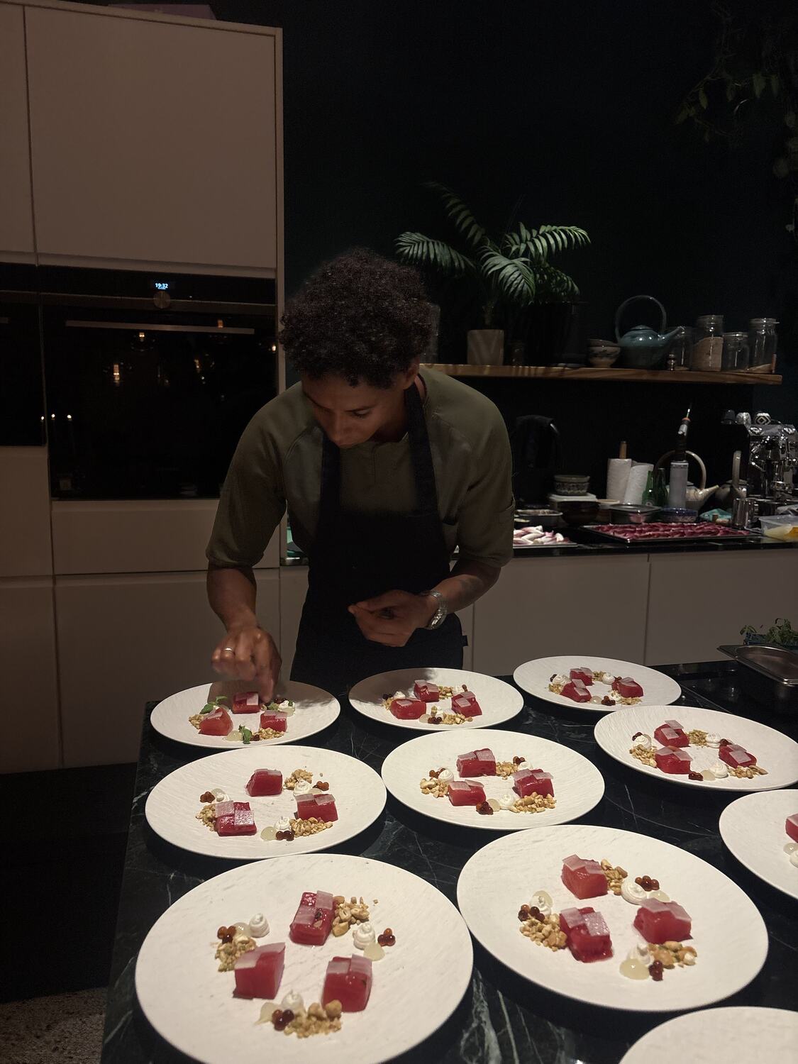Eef Kwakman maakt borden op voor een diner