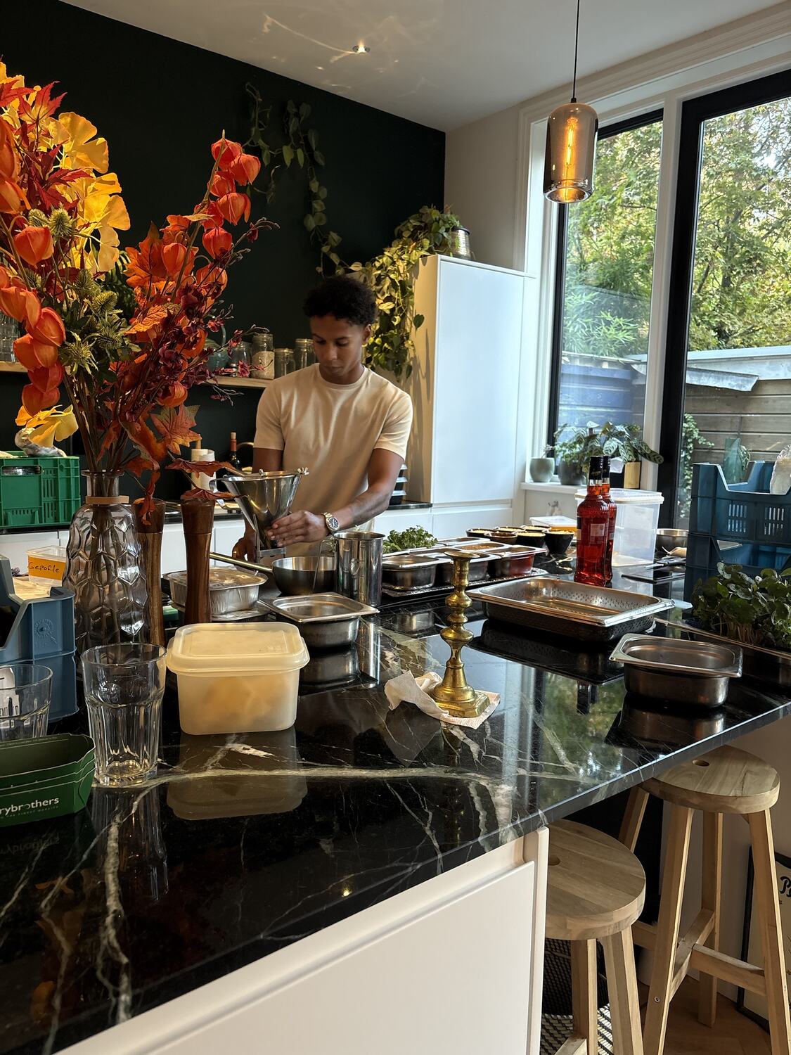 Eef aan het werk in een keuken op locatie