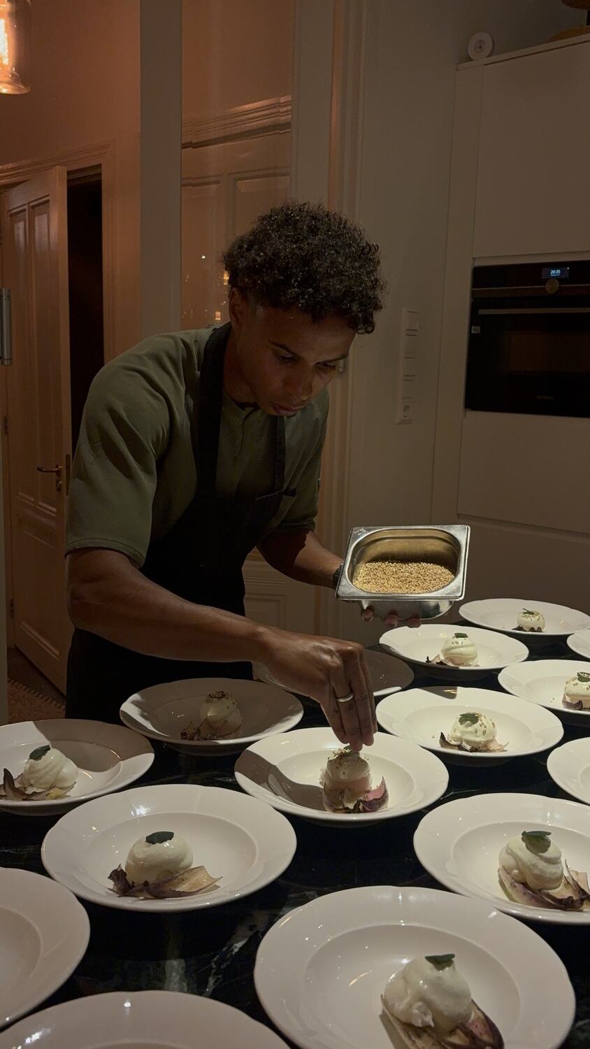 Laatste garnering van gepofte quinoa